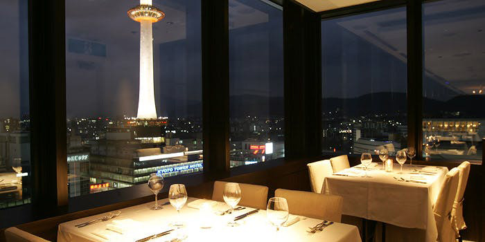 2位 The Kitchen Salvatore Cuomo KYOTO　店内　夜景