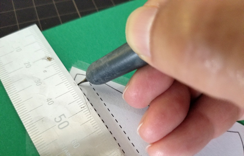 画用紙で作る！簡単ペーパークリスマスツリーの作り方　鉄筆で折り線をつける