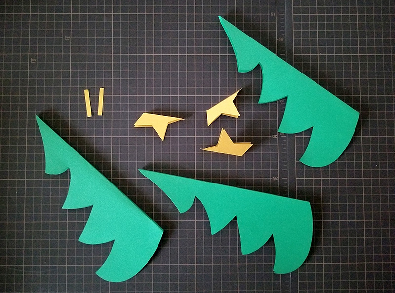 画用紙で作る！簡単ペーパークリスマスツリーの作り方　折る