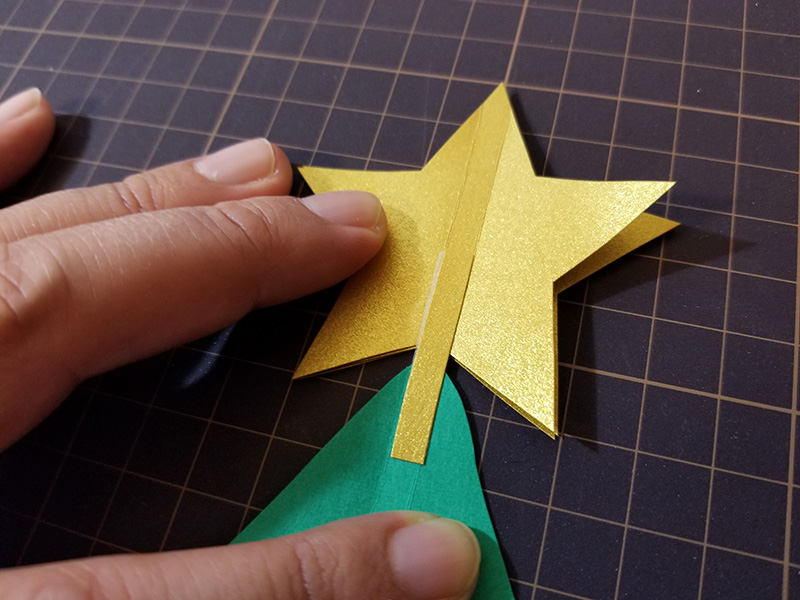画用紙で作る！簡単ペーパークリスマスツリーの作り方　つなげる