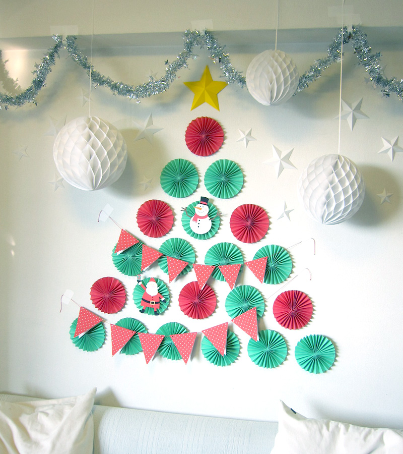 ペーパーファンで作る、壁面クリスマスツリー