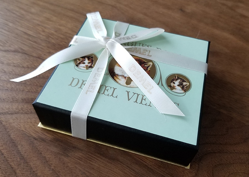 デメル（DEMEL）ソリッドチョコ 猫ラベル・ミルクを食べてみた感想　リボン　ラッピング