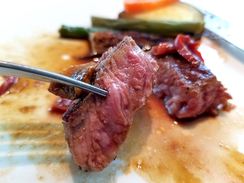 葉山庵Tokyo メイン料理　アメリカ産牛ロースステーキ パプリカとマッシュルームソース