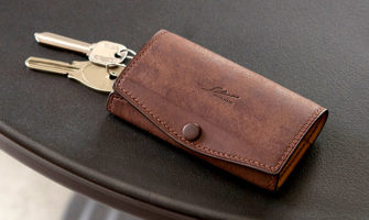 和紙のような独特の質感が魅力のプエブロレザーを使用した『Lutece』の4連キーケース