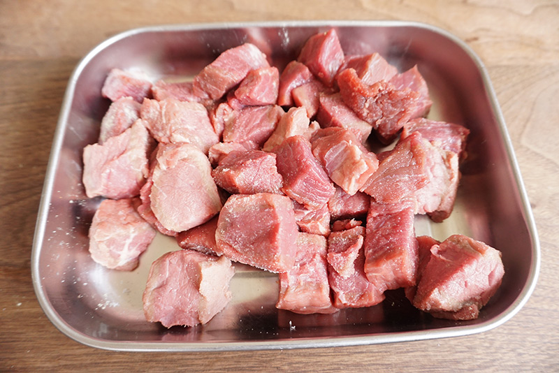 父の日カレー　レシピ　作り方　牛肉は一口大の角切りにし、塩（小さじ1）とこしょうをします。