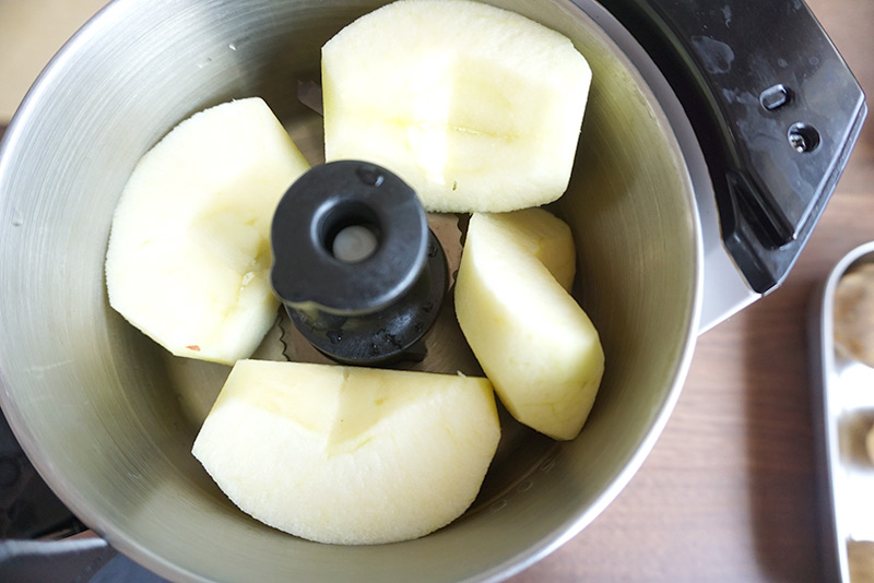 父の日カレー　レシピ　作り方　皮を剥いたりんごをフードプロセッサーですりおろしておきます。