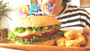 妻の誕生日に超巨大ハンバーガーを手作り〜ビッグバースデーガーバーでサプライズ！