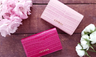 エーテルのクロコ型押し名刺入れ「ニナ・コフレ」の商品レビュー　フランボワーズ　サクラシロップ