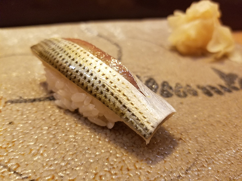 銀座で人気の高級寿司店「すし家 一柳」で食べたランチ　コハダ