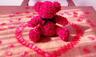300輪のバラで作った「メッセージローズベアー」が彼女のクリスマスプレゼントに大人気！