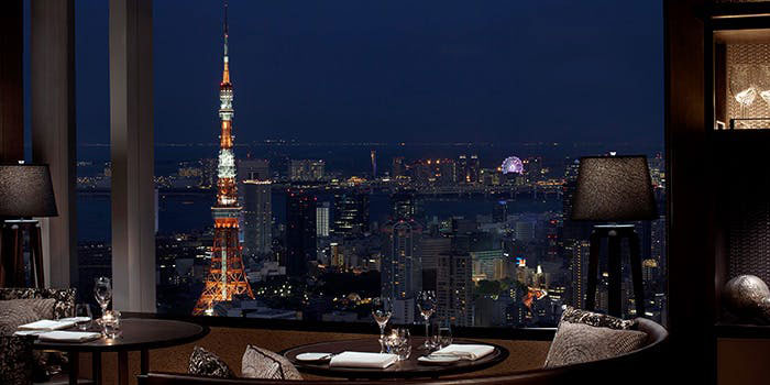 タワーズ／ザ・リッツ・カールトン東京｜六本木・コンテンポラリーグリル　店内　夜景