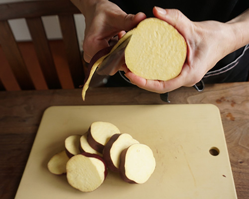 りんごきんとん　レシピ　作り方　さつまいもの皮をむく