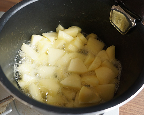 りんごきんとん　レシピ　作り方　りんごを鍋に入れて煮る