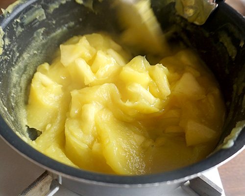 りんごきんとん　レシピ　作り方　鍋に入れ、なめらかになるまで練り上げる