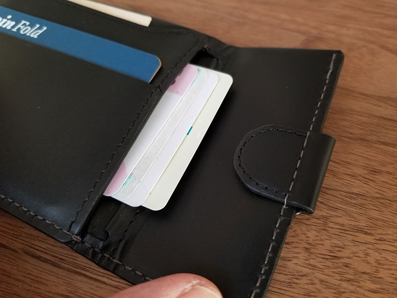 コインポケットにカードを入れたイメージ　スリムでコンパクトな財布「ベルロイ コインフォルド ウォレット」