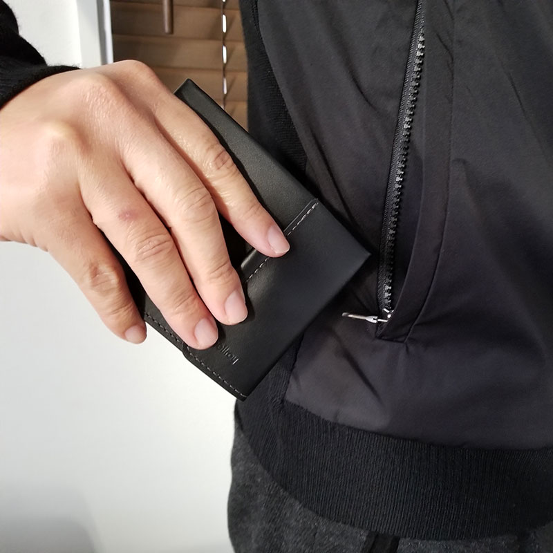 ジャケットのポケットから取り出すイメージ　スリムでコンパクトな財布「ベルロイ コインフォルド ウォレット」