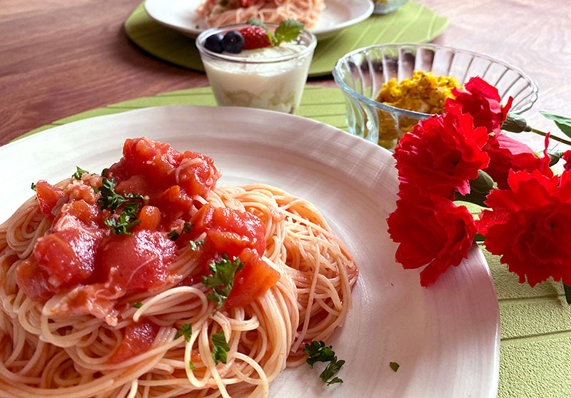 子どもが作れる母の日ご飯！火も包丁も使わずに作れるパスタ＆サラダ＆スイーツのレシピ・作り方