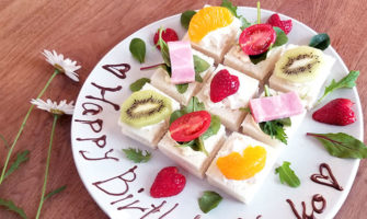 朝食サプライズ！映えるサンドイッチのバースデープレートで早朝からお祝い！