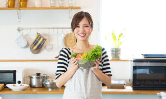 キッチンで嬉しそうな顔のママ