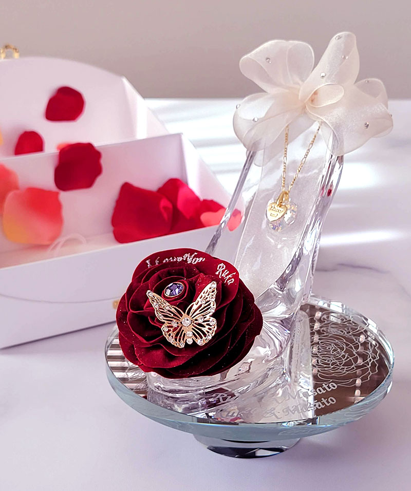 赤いバラのシンデレラのガラスの靴