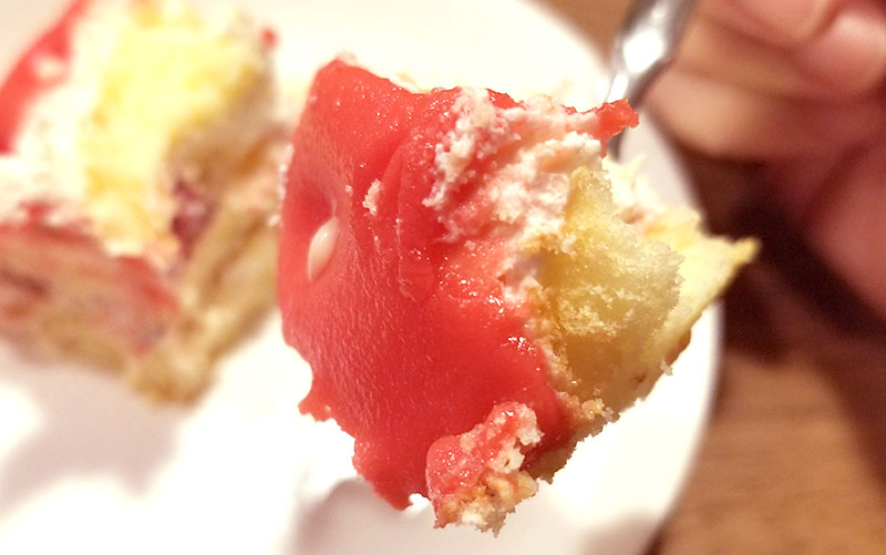 表面の赤い部分の味　いちごの立体ケーキ レビュー 感想
