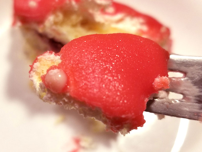表面の赤い部分の味　いちごの立体ケーキ レビュー 感想