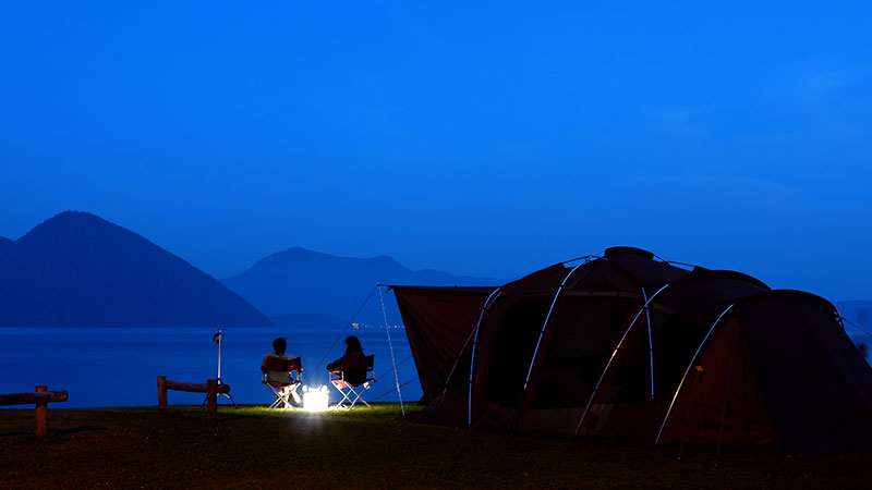 キャンプで夜空を見ながらプロポーズ