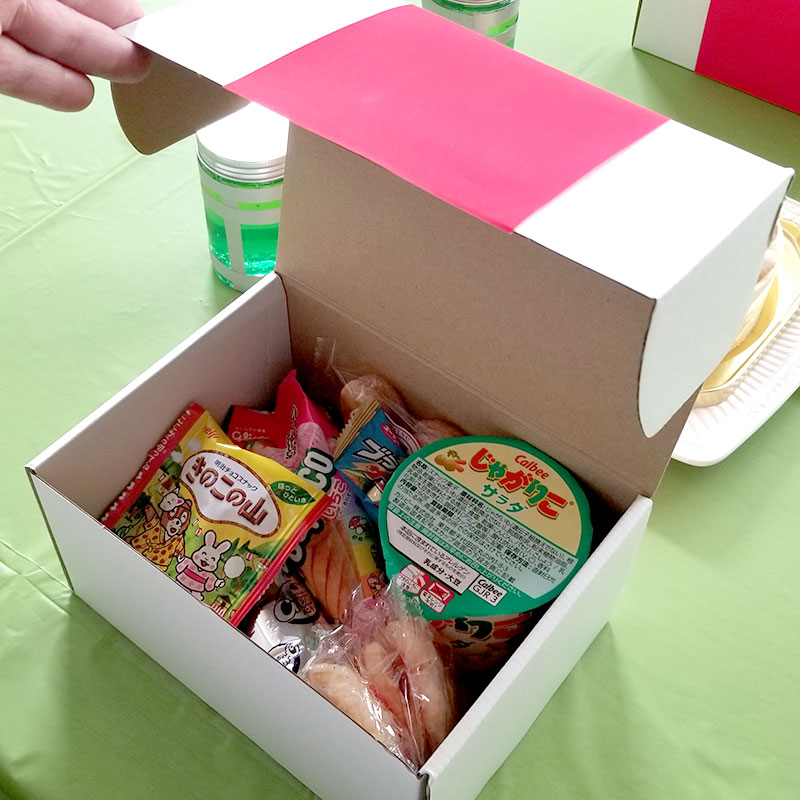 お菓子ボックス　フォートナイトをテーマにした小学生男子の誕生日の飾り付け
