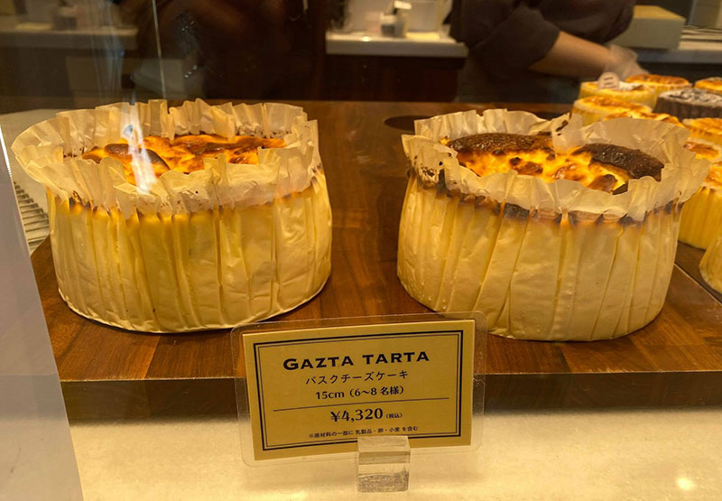 店内　ガラスケース　白金高輪「GAZTA（ガスタ）」の本家直伝バスクチーズケーキ