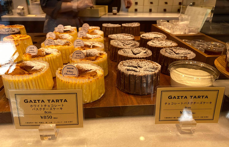 店内　ガラスケース　白金高輪「GAZTA（ガスタ）」の本家直伝バスクチーズケーキ