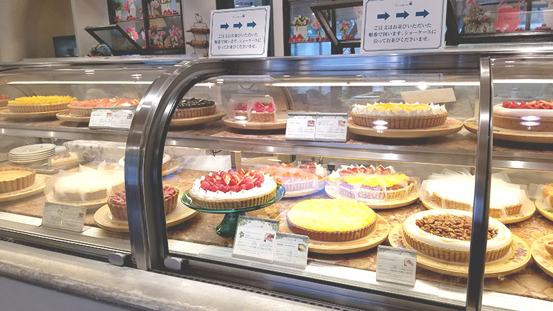 キルフェボン　青山　店内　ショーケース　ケーキ