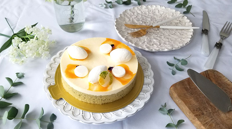 LikeSweetsBOXの夏期ケーキ「bonheur(ボヌール)」　解凍後のケーキをお皿に盛り付け