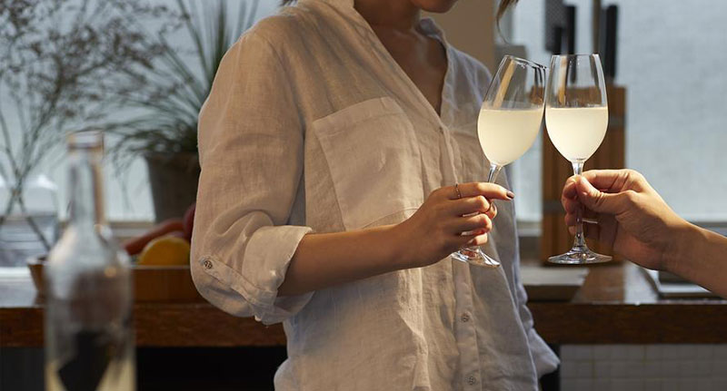 HINEMOSの日本酒で乾杯する男女のイメージ