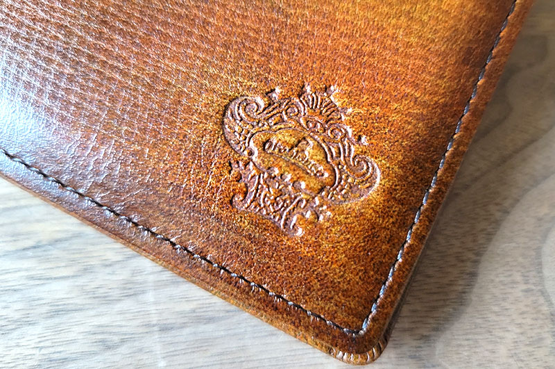 「PATINA ２つ折り財布（ブラウン）」をレビュー　オロビアンコロゴの刻印