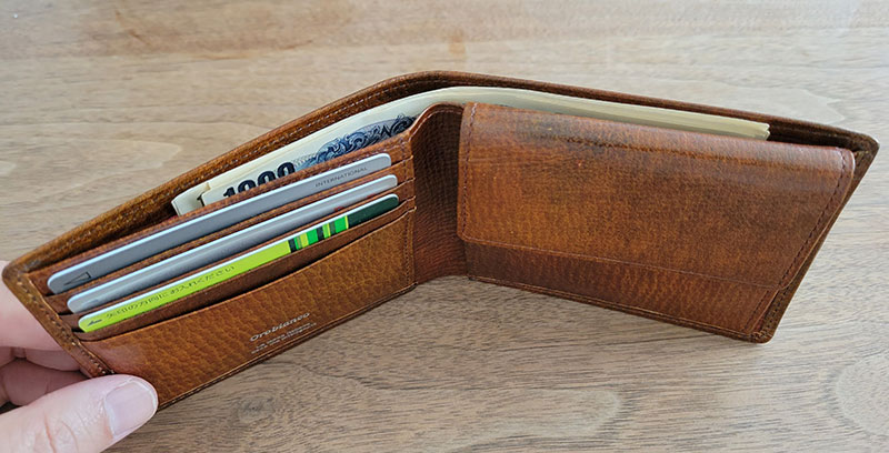 「PATINA ２つ折り財布（ブラウン）」をレビュー　カード・お札・小銭を入れたイメージ