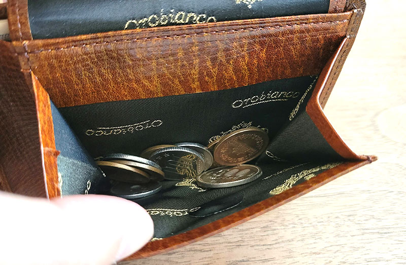 「PATINA ２つ折り財布（ブラウン）」をレビュー　小銭入れ　開いたイメージ