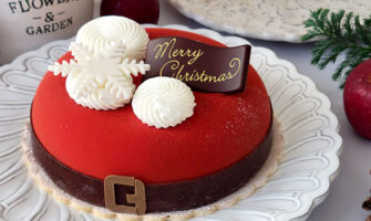 可愛いサンタ風クリスマスケーキ「アグネス・ペストリーブティック／ノエル・ショコラ・ルージュ」
