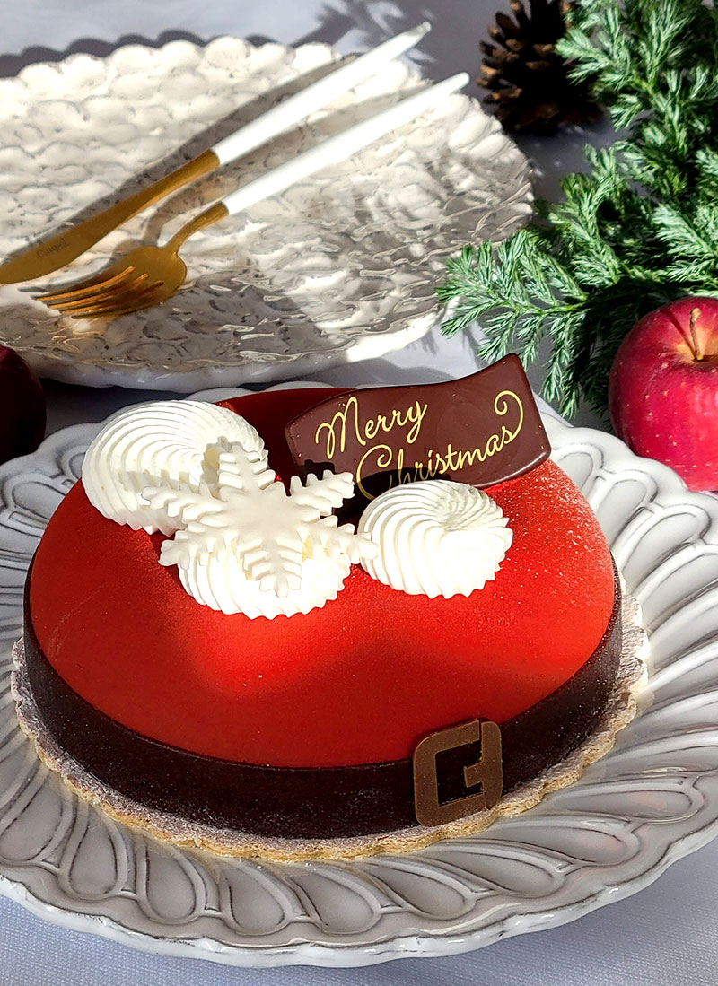 可愛いサンタ風クリスマスケーキ「アグネス・ペストリーブティック／ノエル・ショコラ・ルージュ」テーブルコーデイメージ