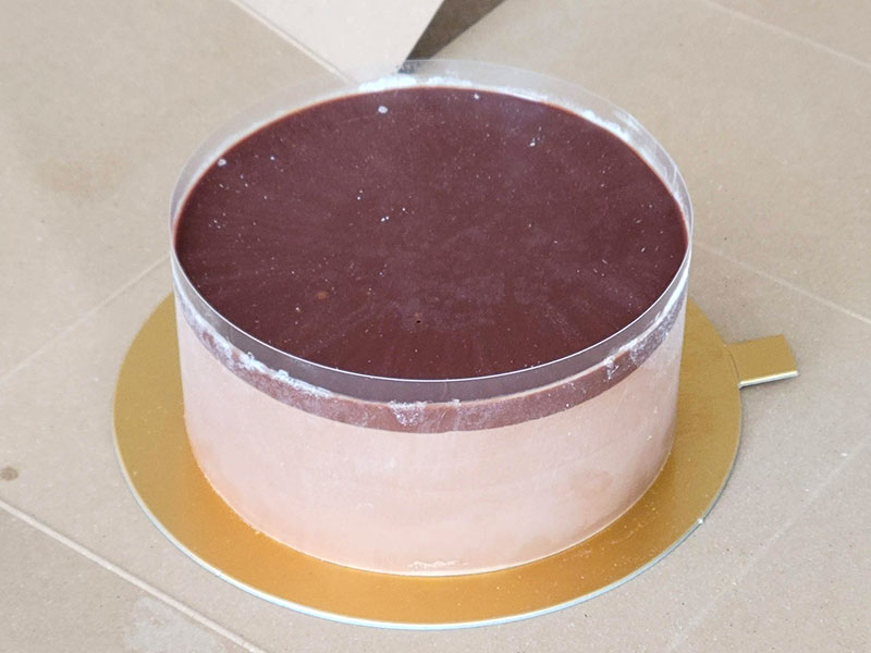 チョコか滴る！映えチョコケーキ「DANDELION CHOCOLATE／H₂O CHOCOLATE ムース」　冷凍状態のケーキ