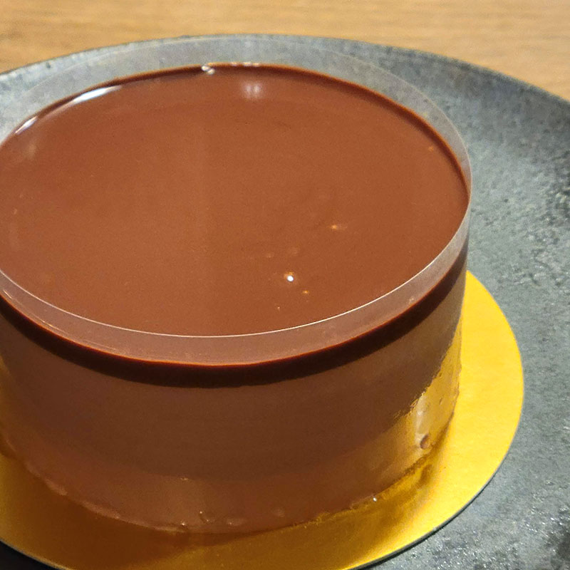 チョコか滴る！映えチョコケーキ「DANDELION CHOCOLATE／H₂O CHOCOLATE ムース」解凍後のケーキ
