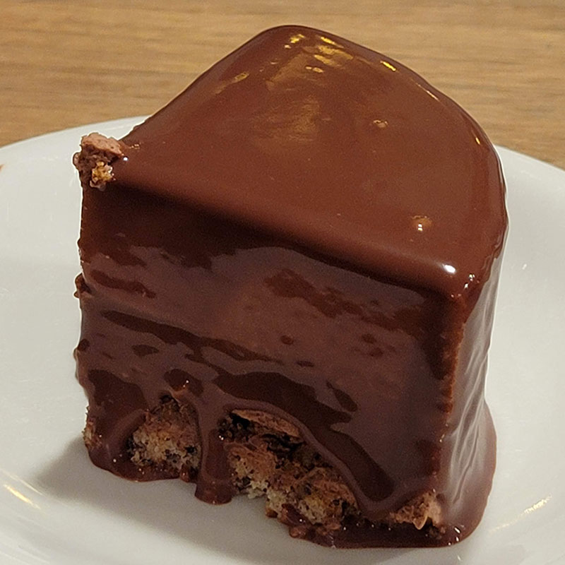 チョコか滴る！映えチョコケーキ「DANDELION CHOCOLATE／H₂O CHOCOLATE ムース」カット後のケーキ