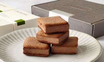 厚さ1cmのチョコをサンドした新食感ラングドシャ「cacaosic（カカオシック）」