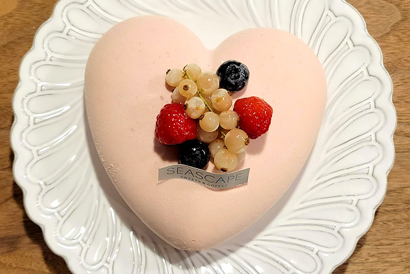 ヒルトン東京お台場の立体ハートのムースケーキ「モナムール ショコラフランボワーズ」お届け時のケーキの状態