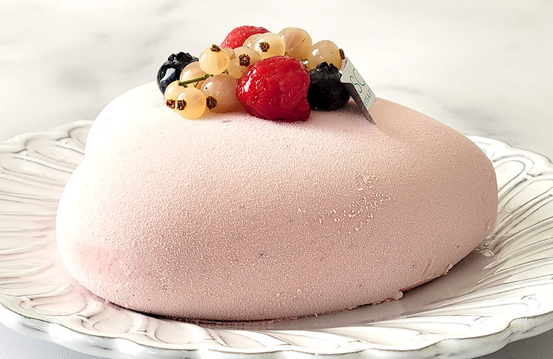 ヒルトン東京お台場の立体ハートのムースケーキ「モナムール ショコラフランボワーズ」斜めから見た解凍後のケーキ