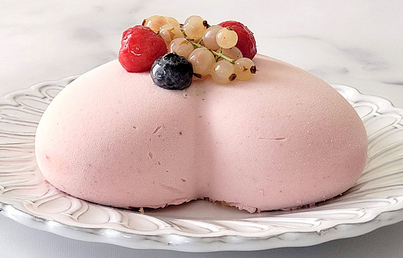 ヒルトン東京お台場の立体ハートのムースケーキ「モナムール ショコラフランボワーズ」後ろから見た解凍後のケーキ