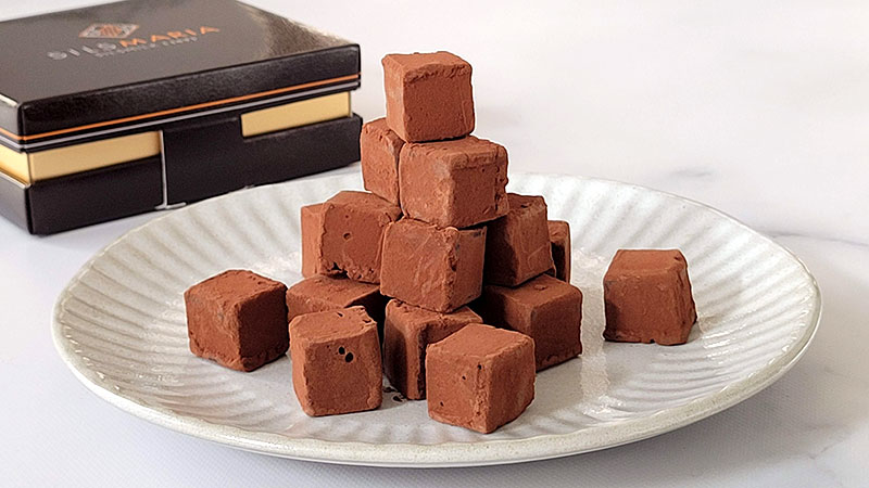 シルスマリアの生チョコレート「公園通りの石畳」　お皿の上に生チョコを積み上げている様子