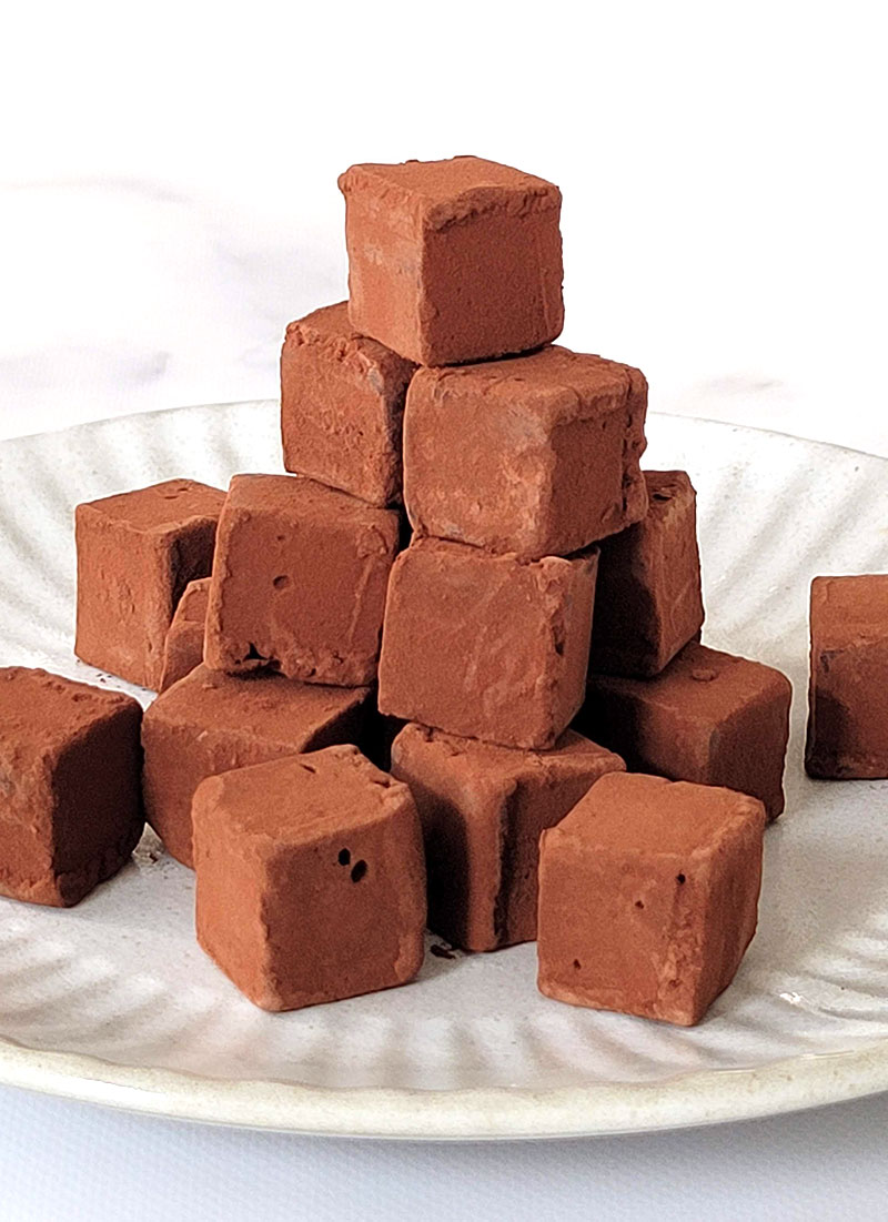 シルスマリアの生チョコレート「公園通りの石畳」　お皿の上に生チョコを積み上げている様子