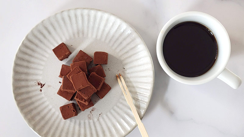 シルスマリアの生チョコレート「公園通りの石畳」　コーヒーと一緒に食べるイメージ