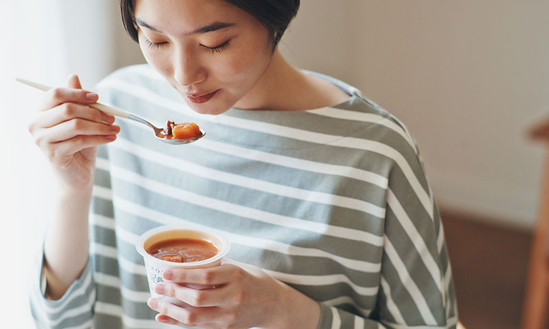 野菜をMOTTO 女性が食べているイメージ