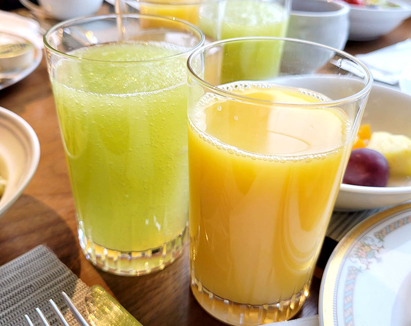 グランドニッコー東京 台場の朝食　メロンジュースとオレンジジュース